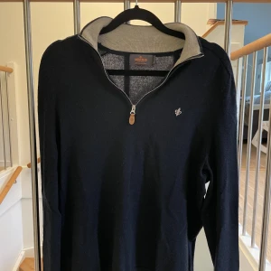 Morris half zip - Säljer min Morris half-zip eftersom att jag har växt ur den. Den är i fint skick utan defekter. (100% merinoull)