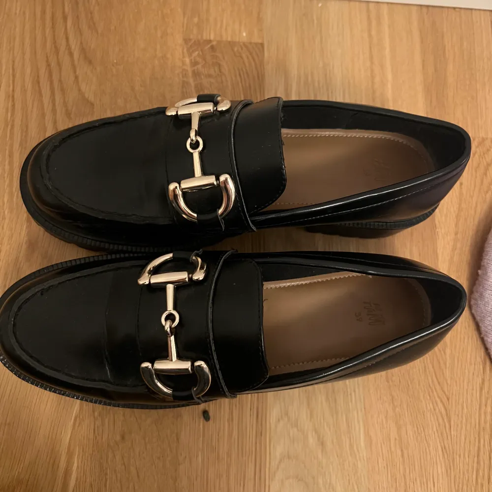 Loafers from H&M size 39, worn one time, bought wrong size. Skor.