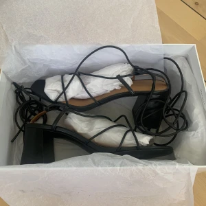 Other Stories klackar - Klackar ifrån other stories i storlek 39 men passar mig som har 38! Långa läder band som man kan snurra runt ankeln och bred klack. Använda några gånger!☺️ köpa för 890