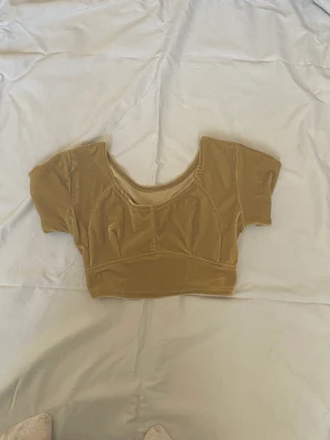 Olivgrön Crop top - Skriv vid frågor,  köp nu går bra🥰jag köpte den secondhand 