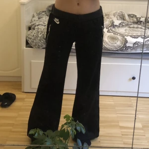 Lågmidjade Nike träningsbyxor! - Suuupersnygga lågmidjade Nike träningsbyxor med stora/något utsvängda ben. Skriv om du har frågor eller vill ha fler bilder! Köparen står för frakt. Kan mötas i Stockholm