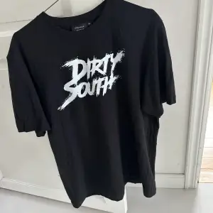 Dizzys alldeles egna T-Shirt han kastade ner från scenen på sin spelning på Way Out West 2023. Fin passform och bra kvalité. Storlek Medium. Denna T-Shirt är slutsåld så rätt sällsynt! Dma om ni har några frågor ❤️