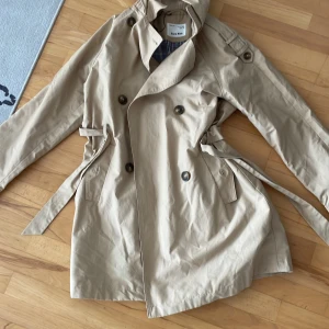 Beige höstkappa - Jättefin beige höstkappa från zara! Sparsamt använd och i nyskick! Från zara kids men sitter som en vanlig xs/s Liknar den från burberry