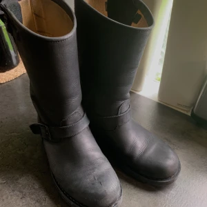 Johnny Bulls Mid Boot - Svarta Johnny Bulls Mid Boot, använda men fortfarande i bra skick🦋