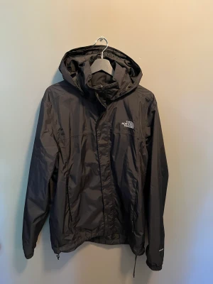 The North Face jacka  - Sjysst The North Face jacka/windbreaker i mycket gott skick nypris ligger runt 1300kr bara att skriva om du undrar något 