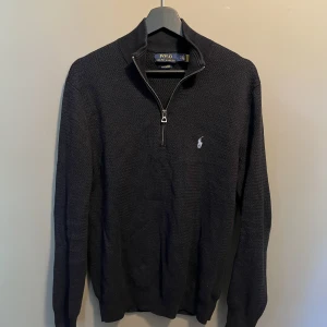 Ralph Lauren tröja  - Snygg Ralph Lauren half zip i gott skick som tyvär blivit för liten nypris ligger runt 2000kr bara att skriva vid frågor 