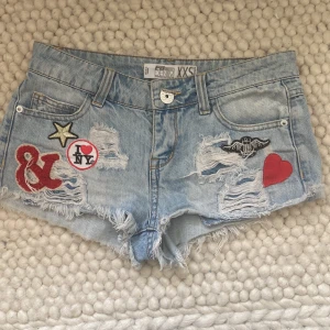 Ascoola jeansschorts  - Säljer då de inte passar mig längre tyvvär skitsnygga unika jeanschorts med massa broderier. Lågmidjade skulle säga at de passar 10-12 åringar ksk 13