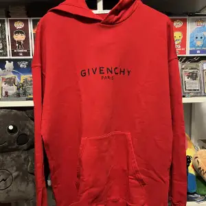 En röd fin Givenchy hoodie i storlek Medium. Skicket är väldigt bra och det finns inga skador.