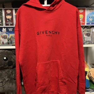 Givenchy Hoodie - En röd fin Givenchy hoodie i storlek Medium. Skicket är väldigt bra och det finns inga skador.