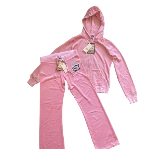 y2k vintage juicy couture tracksuit - så snygg juicy couture tracksuit helt ny med lapparna kvar! Är den populära gamla 2332 typen. Storlek M på lapp men skulle mer säga är en S. Köparen står för frakt. 🩷