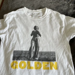 Harry styles tshirt - En golden T-shirt köpt av officiella Harry styles webben!