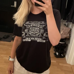 Svart t-shirt med tryck från Crocker i storlek XS - Svart t-shirt med tryck från Crocker i storlek XS. Den är i nyskick. endast provad, aldrig använd. Den är i så skönt material och har ett jättecoolt tryck på framsidan. Passar även S.  