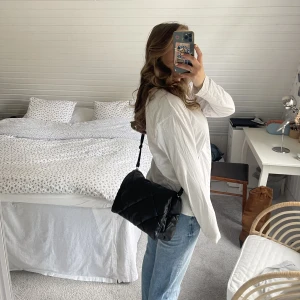 Stand studio väska  - Såå snygg och rymlig väska från stand studio. Finns även ett längre band💕 Skriv för fler bilder!! Fraktar endast💘 Nypris 2200 kr