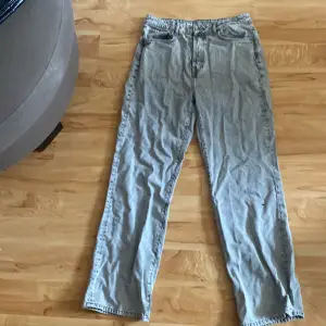 Gråa stentvättade Jeans från Bik Bok. Storlek 34W & 32L. Endast testade och säljer då dom är för långa! Köpta för 600kr  Säljer för 400kr+frakt