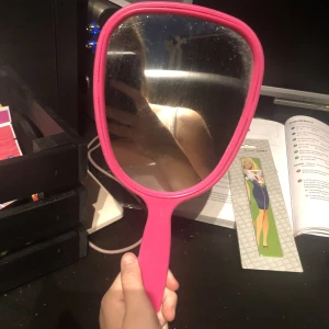 Spegel  - En spegel som knappt är använd ! 