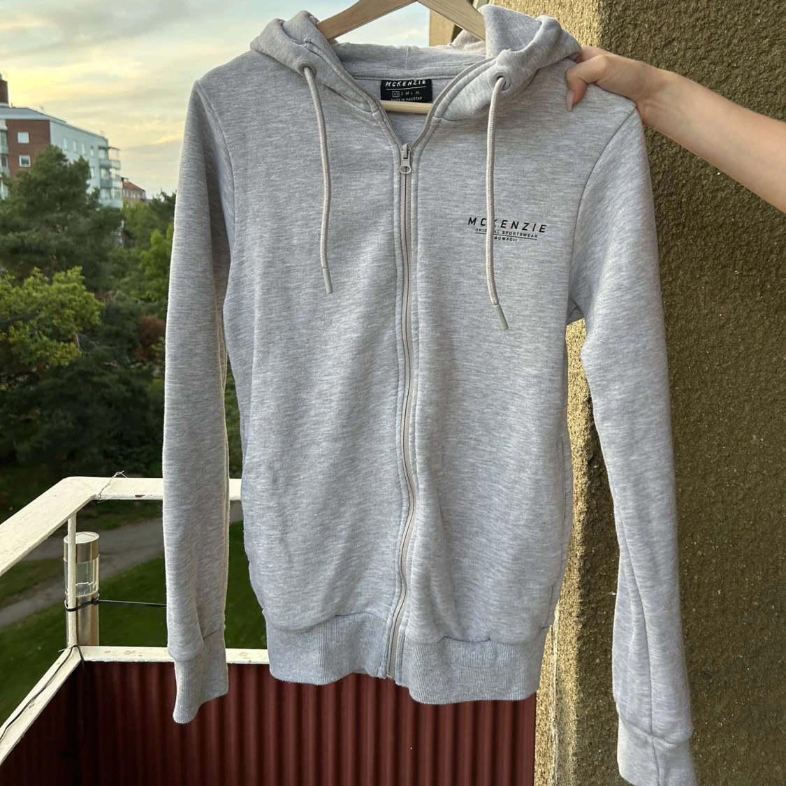 Grå hoodie med dragkedja 
