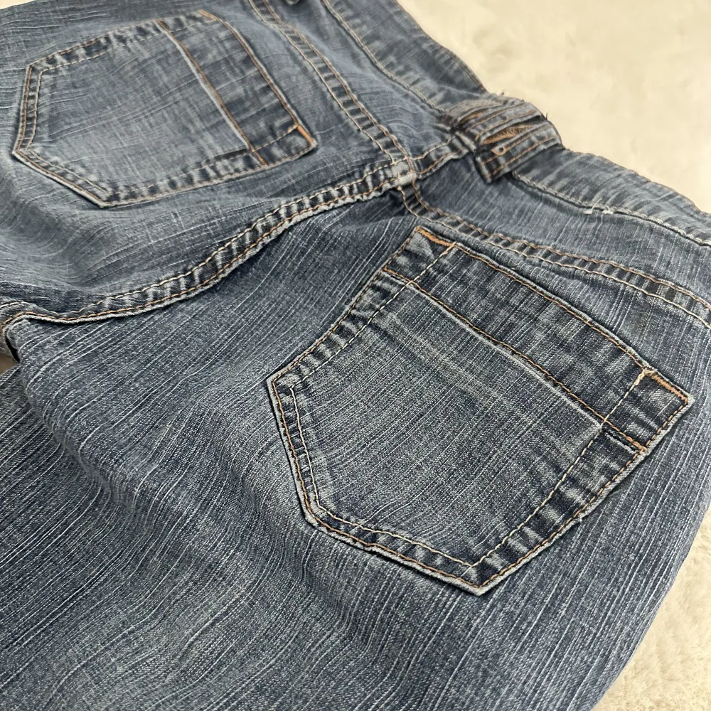 Säljer ett par jättefina Lågmidjade jeans!   jag skulle uppskatta de till en storlek 27 i midjan Längden passar någon som är  170 och neråt   Märket är Tom tailor. Jeans & Byxor.