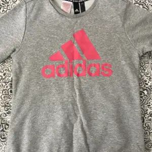 Grå och rosa adidas tröja med ett bra och skönt material.