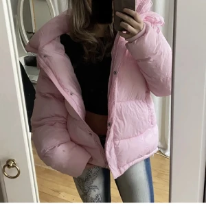 bikbok jacka  - säljer den trendiga jackan från bikbok då den ej är min stil, knappt använd så i nyskick, lånade bilder men fixar egna vid intresse!