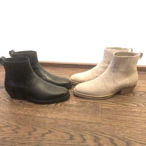 Gör en Intressekoll på dessa två snygga boots. Båda är av modellen jesse western boots, från j.Lindeberg. De svarta skorna är i str 42 medan de beige är i 43. Liknar mycket cuban boots av Our legacy.