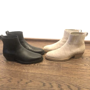 Intressekoll! - Gör en Intressekoll på dessa två snygga boots. Båda är av modellen jesse western boots, från j.Lindeberg. De svarta skorna är i str 42 medan de beige är i 43. Liknar mycket cuban boots av Our legacy.