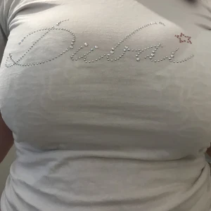 Tröja med diamanter - Det står Dubai i diamnter och aldrig använd💕