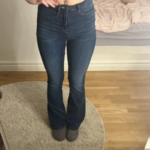 Jeans  - Säljer dessa fina bootcut jeansen från Bubbleroom. Använda men är i bra skick 🩷