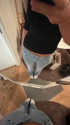 Zara jeans - Säljer mina supersöta och coola lågmidjade jeans från zara!! Säljer för att de är för stora💗har någon fläck men inte så märkbart!!