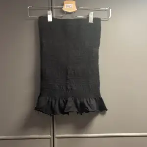 Supersnygg kjol med volang! Den är i väldigt fint skick och är nästan aldrig använd.