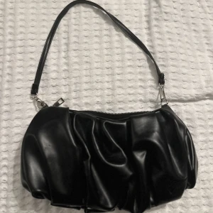 Väska  - Säljer den här väskan för 50kr frakt ingår ej i priset 