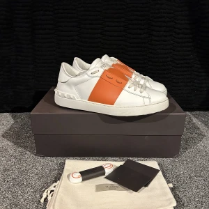 Valentino skor - Valentino garvani Open sneaker Nyskick storlek 40 passar nästan 42 Retail, 5200 kr Mitt pris, 2999 kr Allt og ingår kom dm!