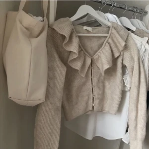 hm kofta - jätte söt beige kofta från h&m i superbra skick💞💞(första bilden lånad)