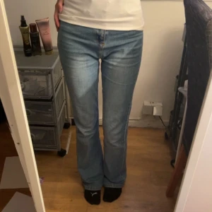 Jeans - Säljer dessa hög midjade tommy hilfiger jeansen (inte äkta). Nypriset är 500kr Jag är 160cm som referens. Notera att byxorna är för stora för mig, så dem sitter inte fint på första bilden. DM för övriga frågor💗