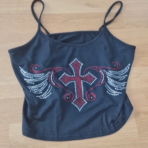 Top - Svart top me palieter på