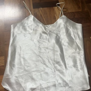 Vit satintopp  - Vit satintopp  M 