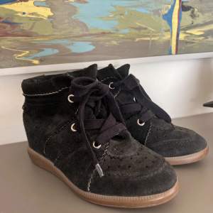Isabel Marant Sneakers i storlek 39 som tyvärr inte längre kommer till användning. Nypris: 5900kr  Mitt Pris: 1700kr 