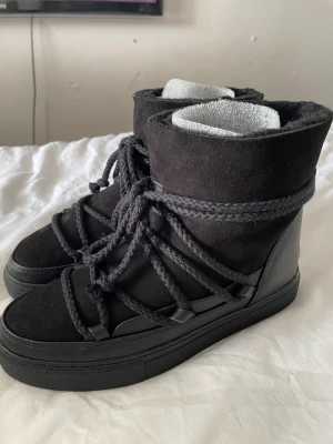 Inuikii skor - Helt nya och oanvända svarta Inuikii skor, storlek 39 köpa på Nelly🤍 köparen står för frakten! Finns låda till också! Skriv prisförslag privat, har inget bestämt pris!
