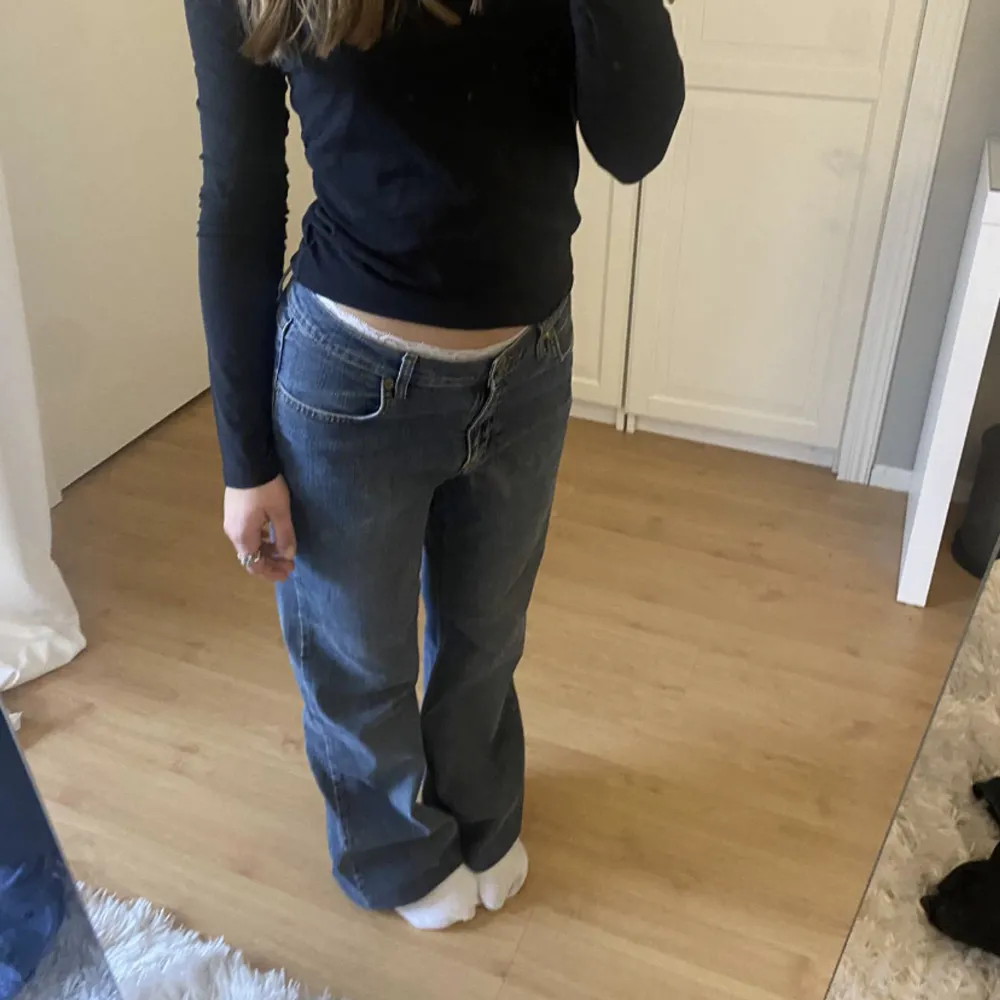 Säljer dessa ursnygga jeans då de inte passar min stil längre💗ordinarie pris ligger runt 800:- därav mitt pris!. Jeans & Byxor.