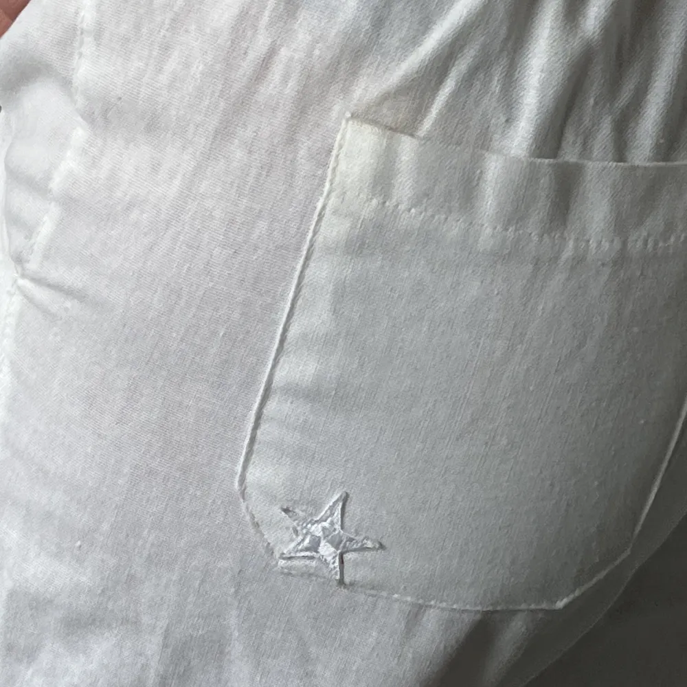 Linnebyxor från Anastasia, köpt för 1 år sedan & knappt använda! Fin detalj på ena fickan! Storlek S/M. Jeans & Byxor.