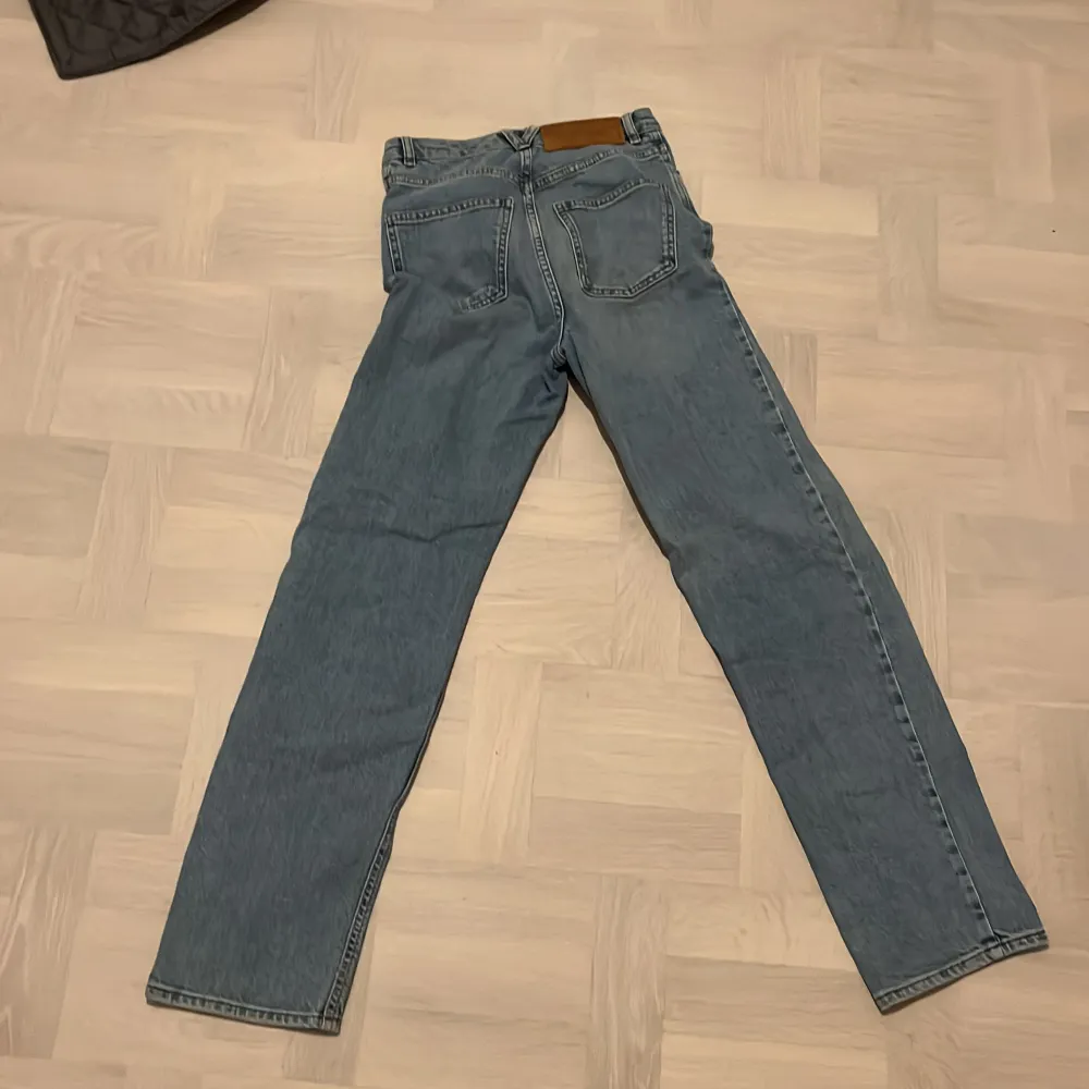  ganska använda jeans från C.W. De är highwaist och raka i modellen . Jeans & Byxor.