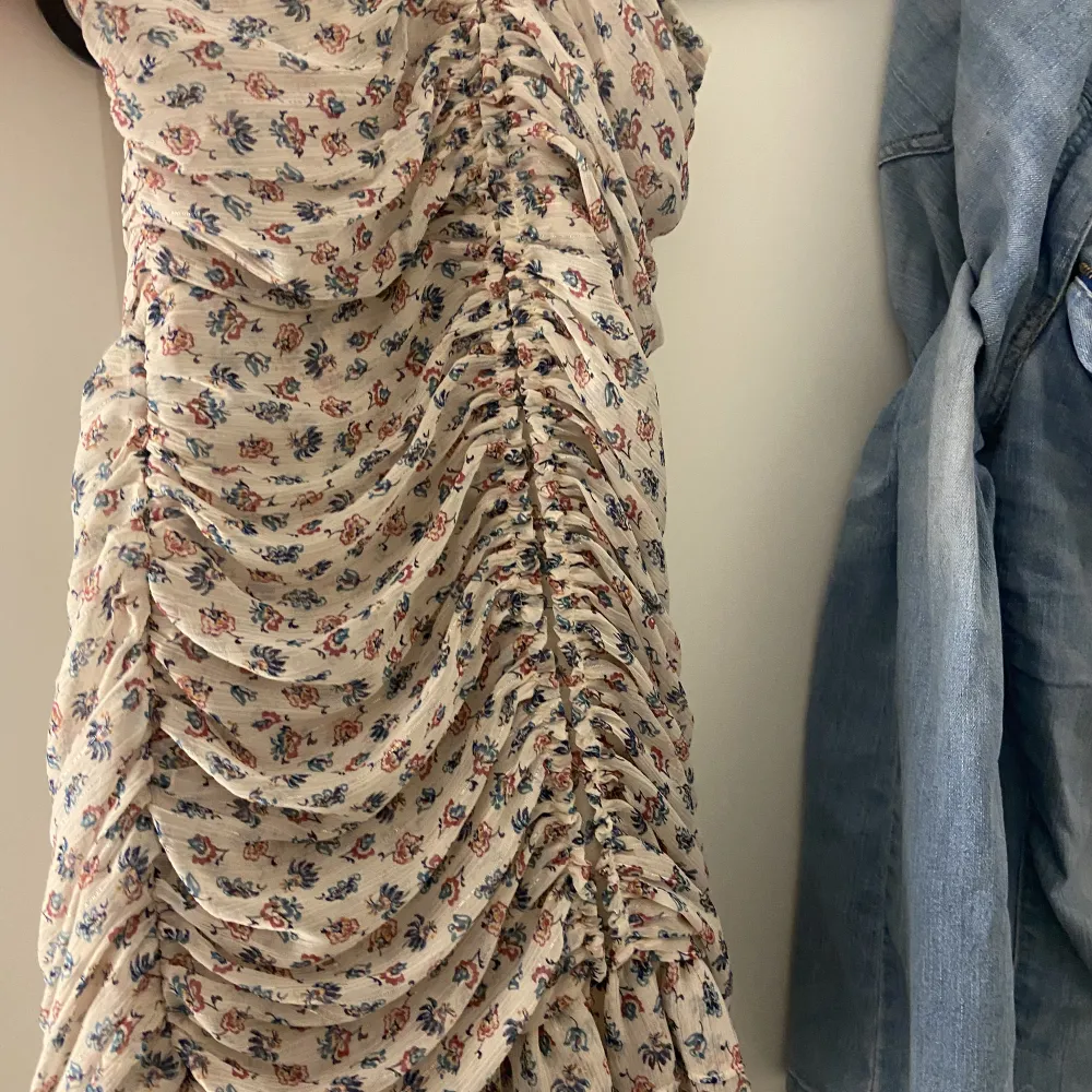 Mönstrad klänning från zara! Köpt för länge sen och finns inte i lager nu❤️‍🔥Stolek XS✔️Använd en gång, säljer då den inte passar på just mig. Klänningar.
