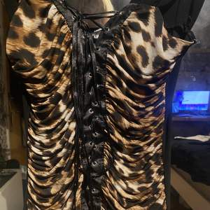 säljer denna super fina leopard klänning eftersom den ej kommer till användning längre, super fint skick 🤩 priset går att diskutera