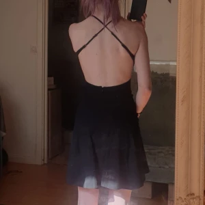 Kort klänning med utskurna detaljer - Miniklönning. Aldrig använd - enbart provad. Lappar kvar. Utskurna detaljer och korsade band i ryggen  Klantat mig rejält och råkat beställa flera stycken (..?!) I både 32 och 34. Så uppmärksamma strl ifall du klickar "köp nu" :)  jag klarar mig med en😅