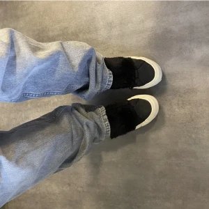 Skor med fluffig resår  - Skor i använt skick från Zara. Storlek 36. 