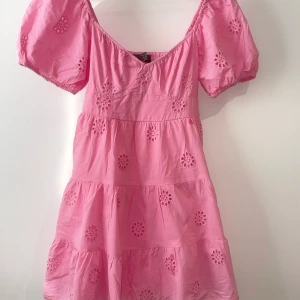 klänning - aldrig använd, väldigt fin till sommaren