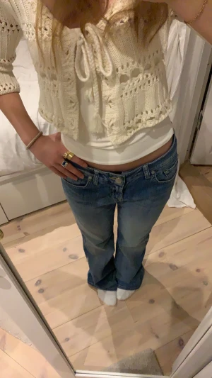 Stickad topp  - Croppad stickad benvit topp från indiska. Storlek S