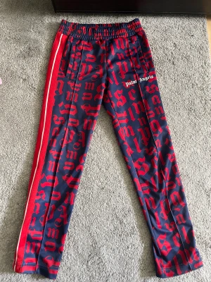 Palm angels byxor  - Tja! Säljer nu mina Palm angels byxor som inte används längre. Dom är i bra skick och riktigt snygga, även en ovanlig färg. Storlek S och givetvis äkta. Hör av er om ni har frågor eller liknande 😊
