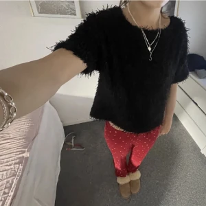 Zara topp - Jättefin tröja från zara med typ fransar. Aldrig använt så den är i bra skick!!  Bilden är lånad 😇😇😇tröjan är i barnstorlek 164 men passar någon med  S