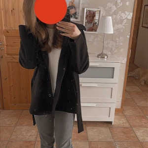 Svart kappa - Snygg populär kappa från Gina Tricot. Knappt använd satt så gott som nyskick!💞