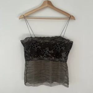 Linne - Fint party linne, den är mer varmare grön i verkligheten och tyget som är underst skimmrar. Får inte på mig det längre så därför jag säljer. Lite strechig. 